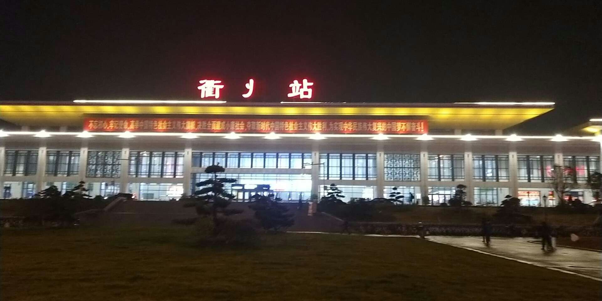 谁来管管衢州火车站的霓虹灯?