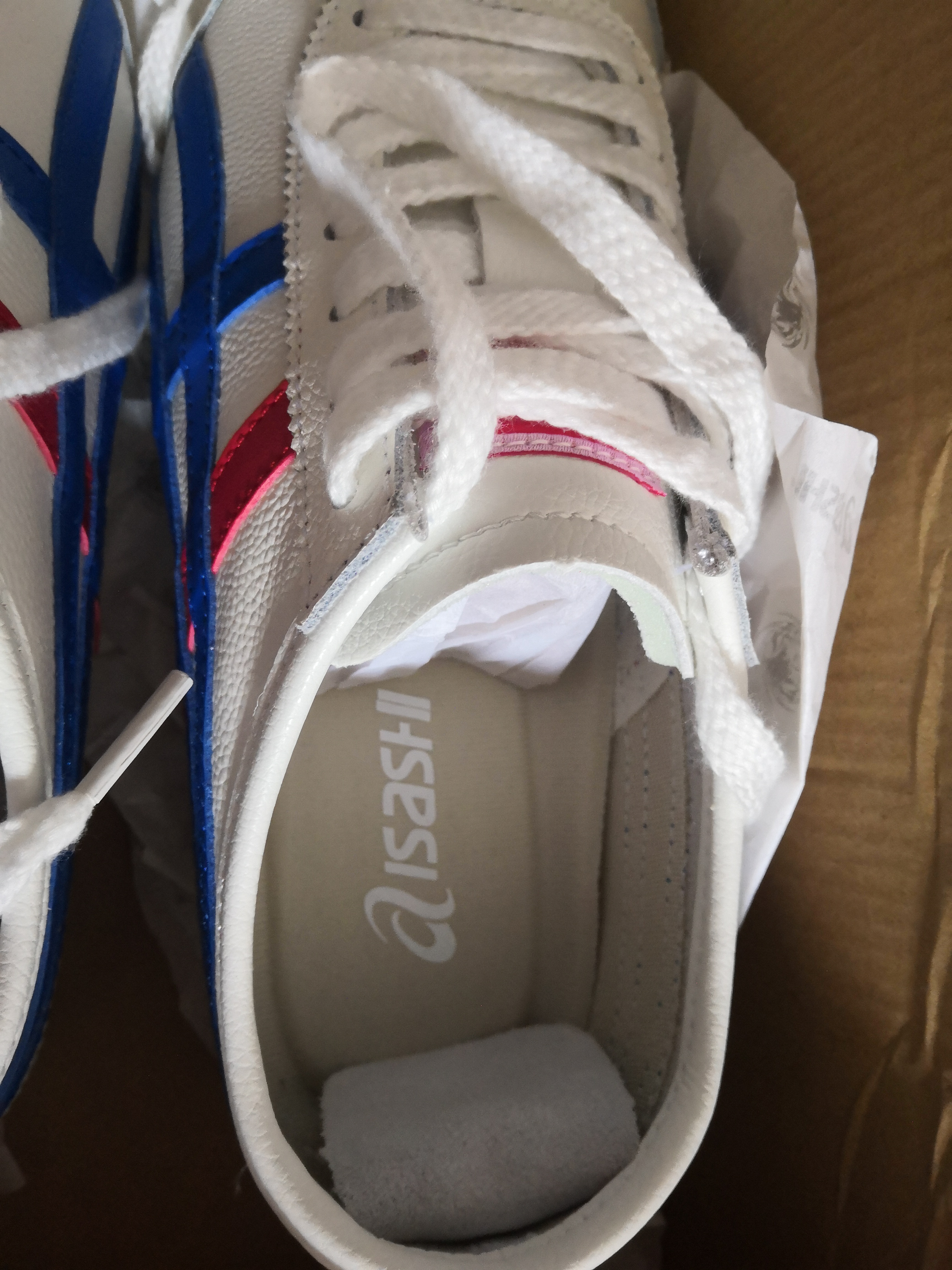 昨天在万达广场二楼aisashi店买了一双鞋,以为是