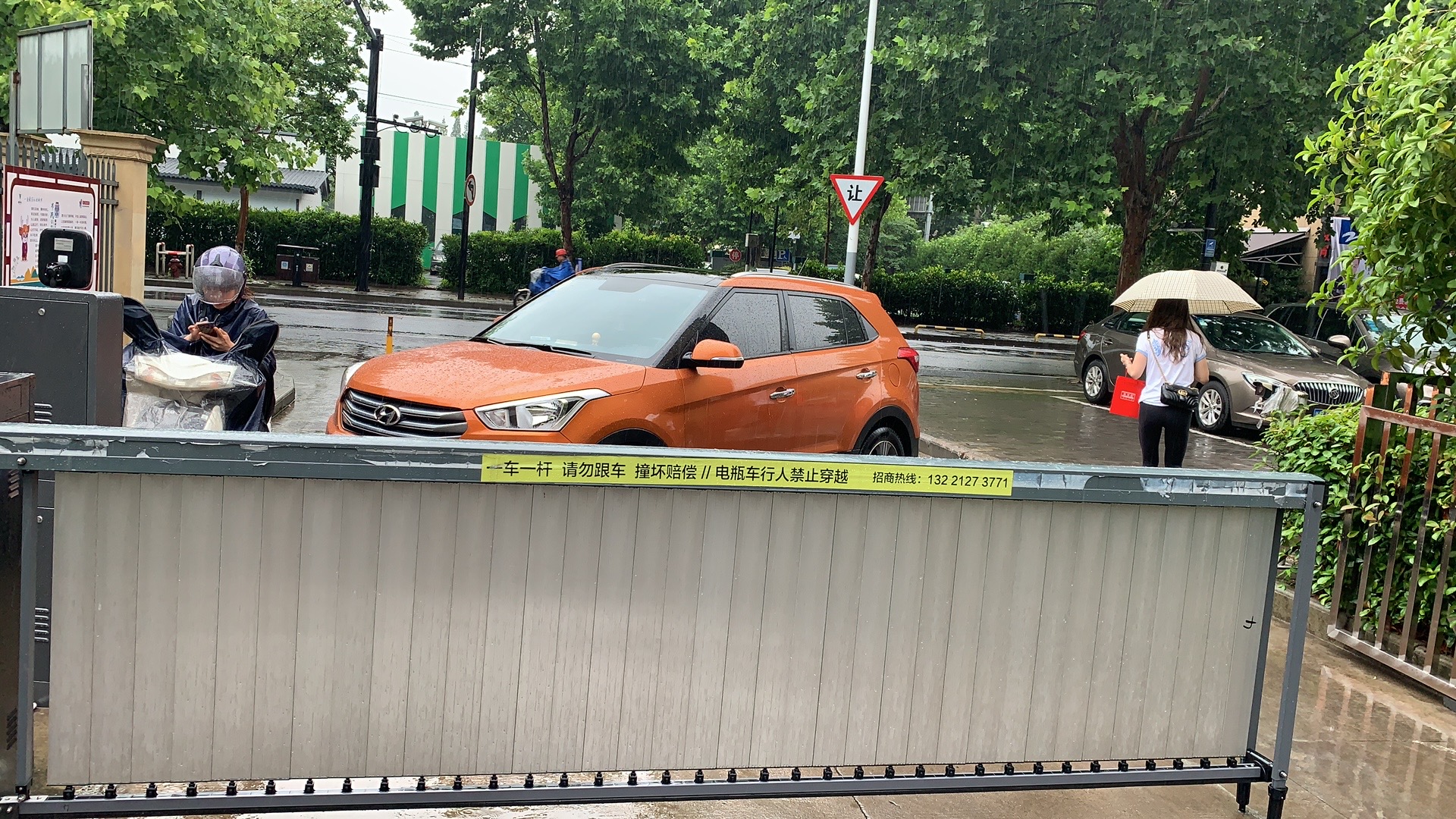 酒店车辆蓄意堵住小区出入口