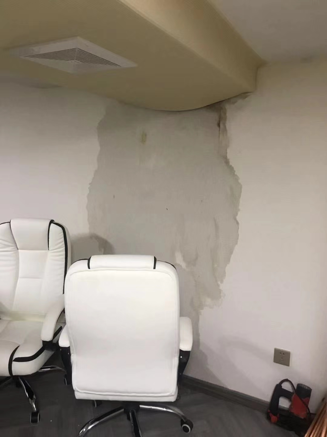 吾悦华府楼下商铺漏水