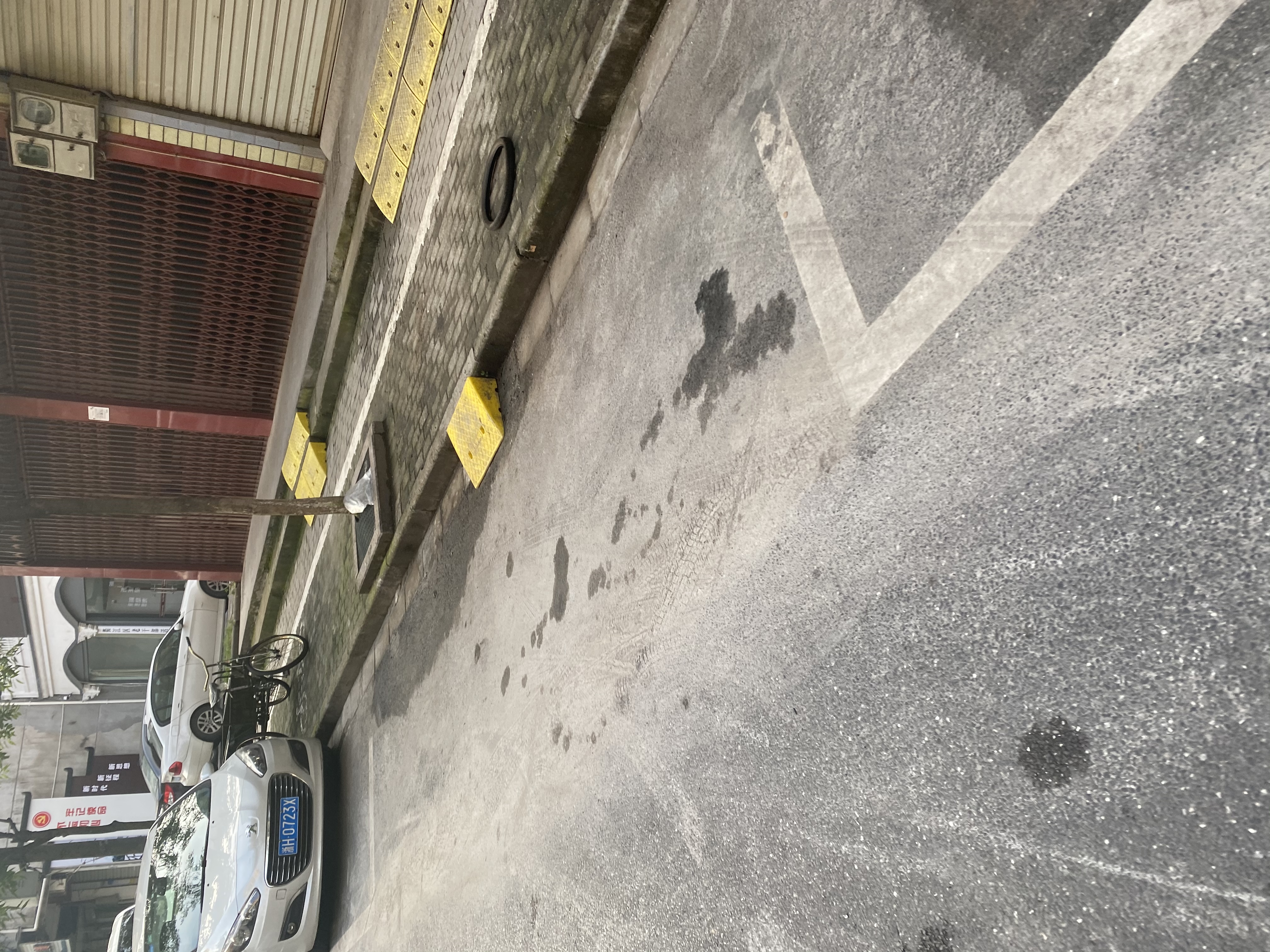 10日下午六点左右,东迹三巷98号附近一个停车位被